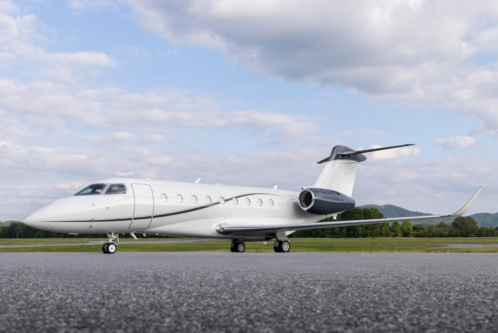 Gulfstream G280 private jet exterior